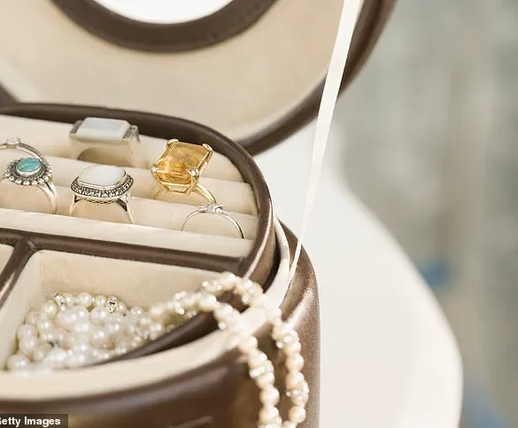 Experts Warn of Risks of Traveling with Jewelry During Peak Season
