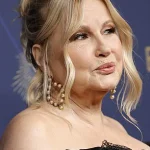 Jennifer Coolidge Stuns at Emmy Awards with Age-Defying Presence and Elegant Ensemble