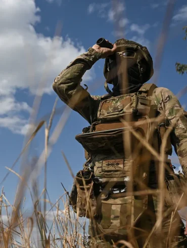 Ukrainian Forces Evacuate Units Amid Intense Air Strikes in Kupyansk